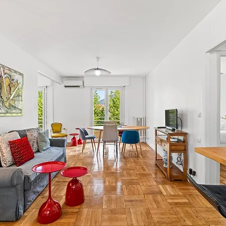 Comfortable & Bright 2 Bedroom Apartment *