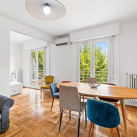 Comfortable & Bright 2 Bedroom