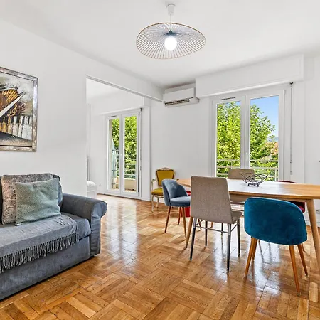 Comfortable & Bright 2 Bedroom Nizza