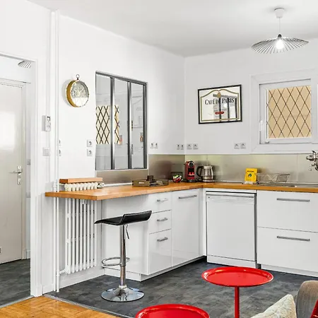 Comfortable & Bright 2 Bedroom Apartment *