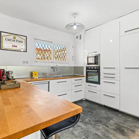 Comfortable & Bright 2 Bedroom Nizza