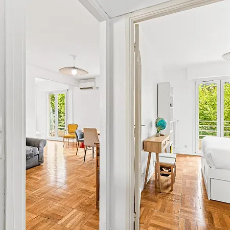 Comfortable & Bright 2 Bedroom Nizza
