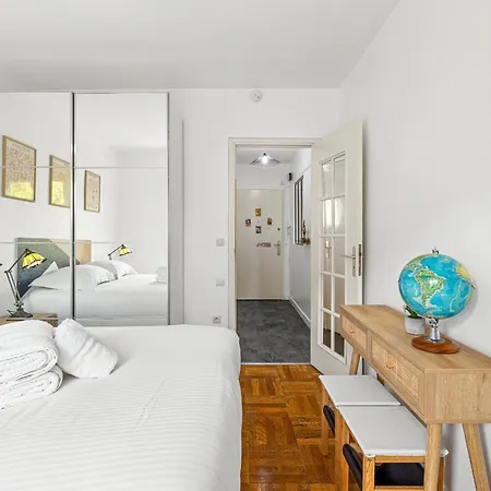 Comfortable & Bright 2 Bedroom Apartment