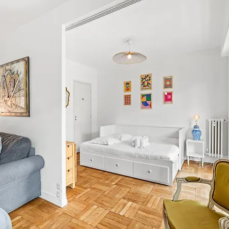 Comfortable & Bright 2 Bedroom Apartment