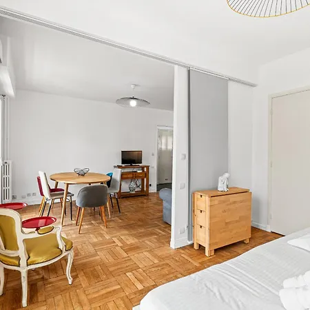 Comfortable & Bright 2 Bedroom *