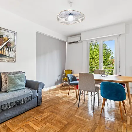 Comfortable & Bright 2 Bedroom Nizza