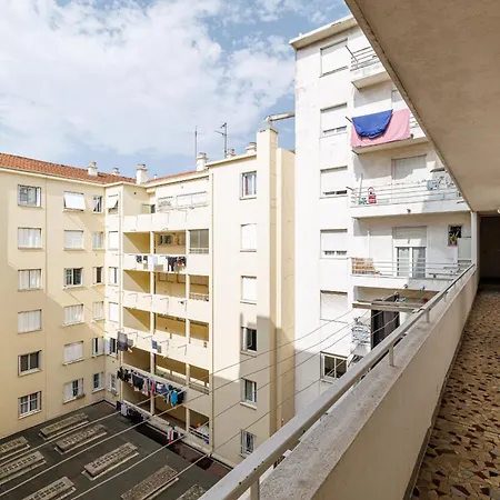 Comfortable & Bright 2 Bedroom